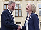 Premiér Petr Fiala vítá evropské státníky na Praském hrad. Na snímku s...