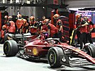 Charles Leclerc z Ferrari v boxech bhem kvalifikace Velké ceny Singapuru F1.