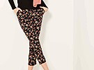 Své kouzlo mají i kalhoty s oblíbeným vzorem kvítí. 449 K�