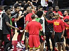 Vít Krejí mezi basketbalisty Atlanta Hawks ped utkáními v Abú Zabí