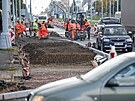 D�ln�ci pracuj� na p�estavb� k�i�ovatky ulic Rokycansk� a Masarykova v...