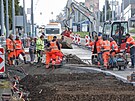 D�ln�ci pracuj� na p�estavb� k�i�ovatky ulic Rokycansk� a Masarykova v...