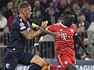 Sadio Mané z Bayernu Mnichov dává tetí gól v zápase s Plzní, marn se mu v tom...