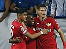 Fotbalisté Leverkusenu se radují z gólu Calluma Hudsona-Odoie (uprosted),...