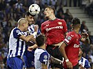 Patrik Schick z Leverkusenu v hlavikovém souboji s Mehdi Taremim a Pepem z...