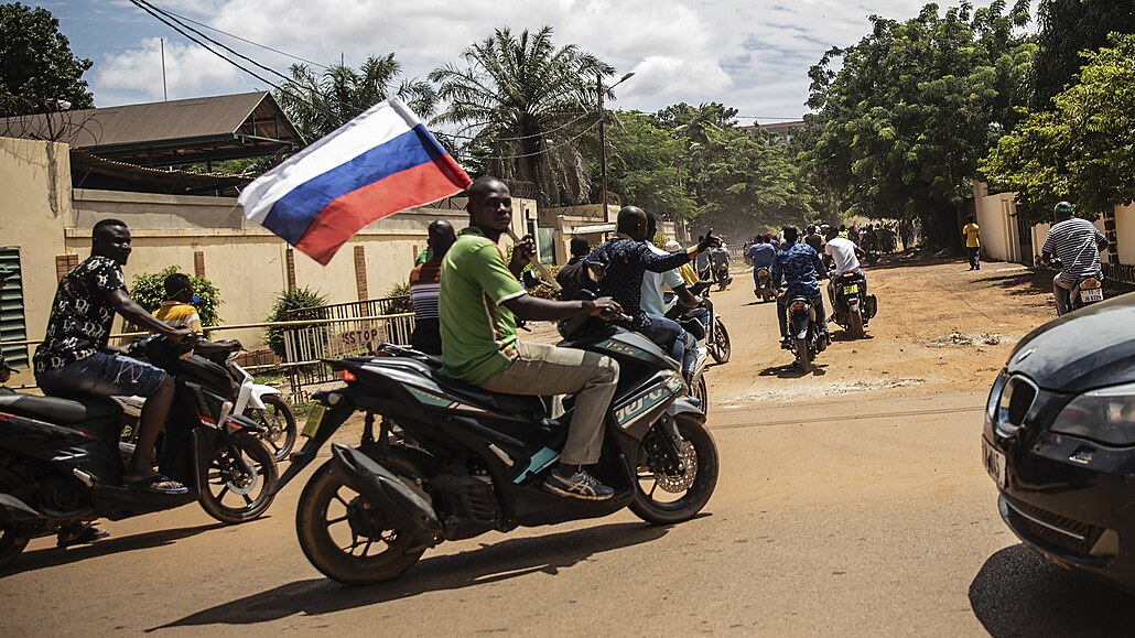 Píznivci Ibrahima Traorého slaví pevrat v Ouagadougou s ruskými vlajkami. (2...