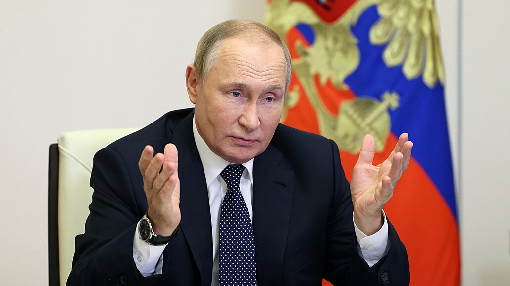 Vladimir Putin pi projevu ped ruskými uiteli (5. íjna 2022)
