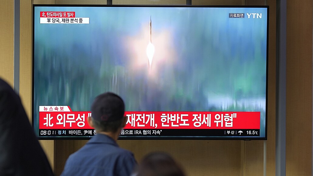 Lidé v Soulu sledují v televizi zpravodajství o odpálení dalších balistických...