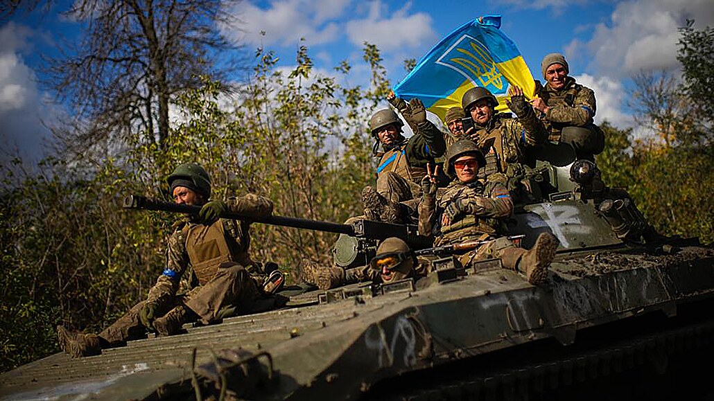 Ukrajintí vojáci se úastní slavnostního osvobození  ve mst Lyman. (4. íjna...