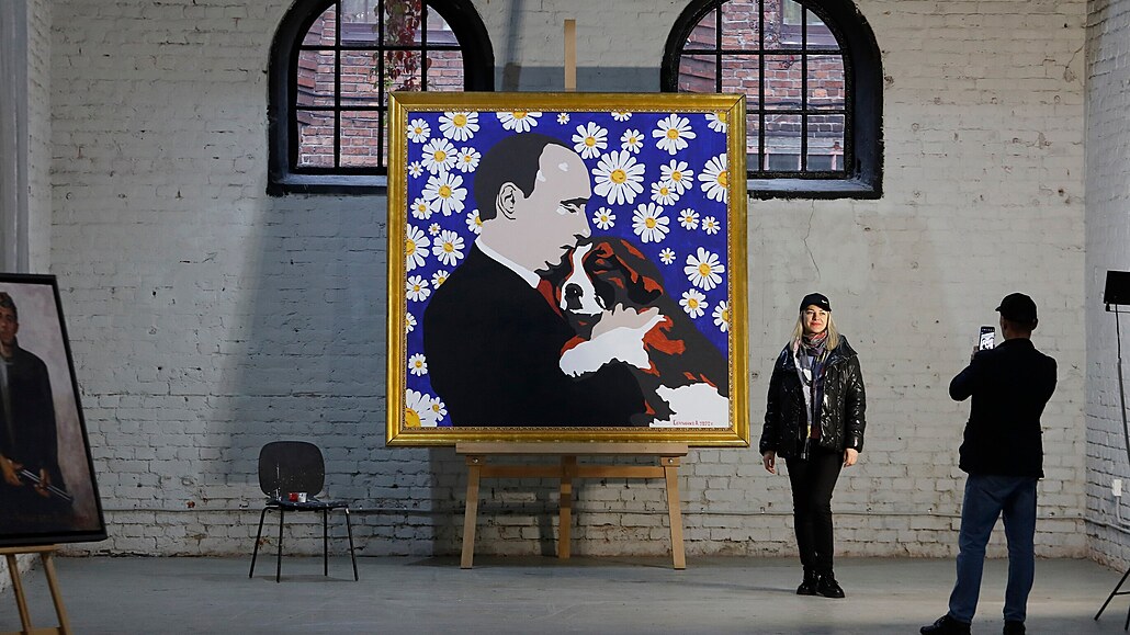 Lidé si Putinovo jubileum připomínají u obrazu ruského umělce Alexeje...