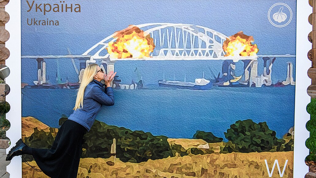 Kyjevané se fotografují s vizuálem nové ukrajinské známky zobrazující útoky na...