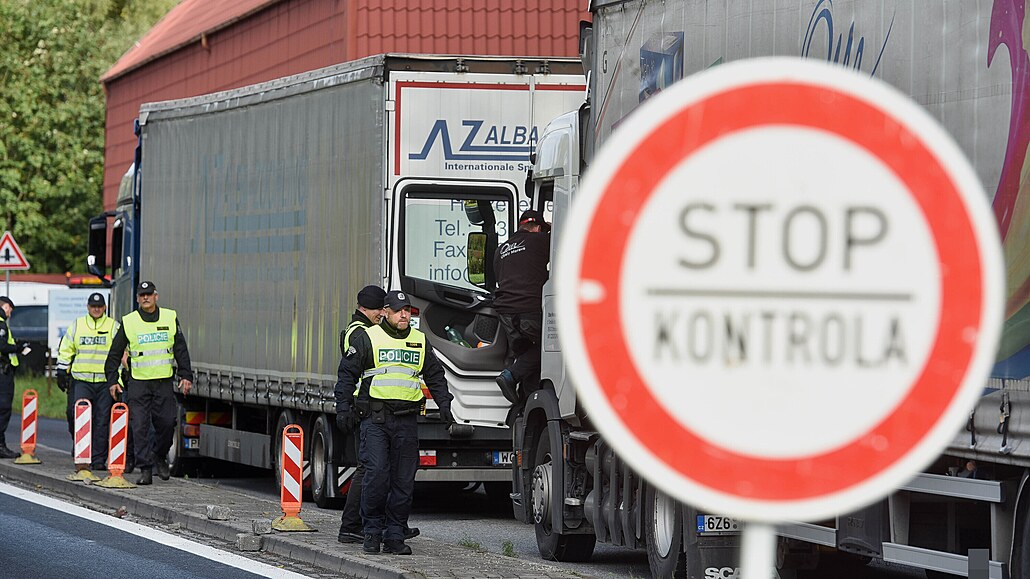 Policisté kontrolují hranice se Slovenskem na silnicích, železnicích i stezkách...