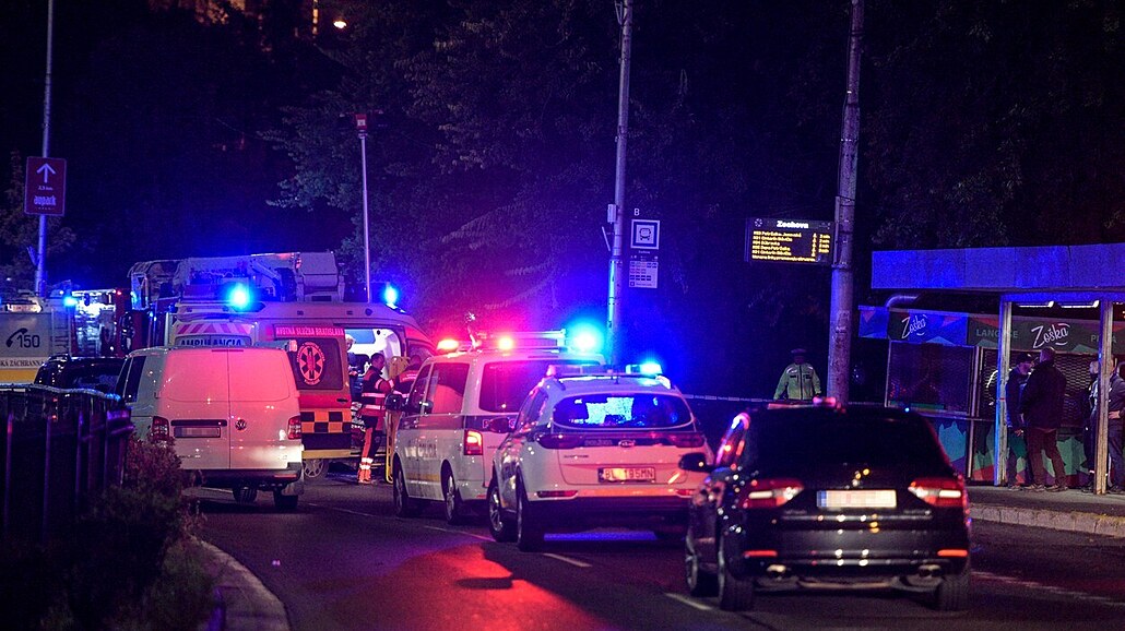 Na zastávku MHD v Bratislavě vjelo auto. Při tragédii zemřelo pět lidí. (2....