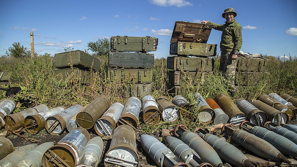 Ukrajinský voják prohlíí munici, kterou zanechali Rusové na osvobozeném území....