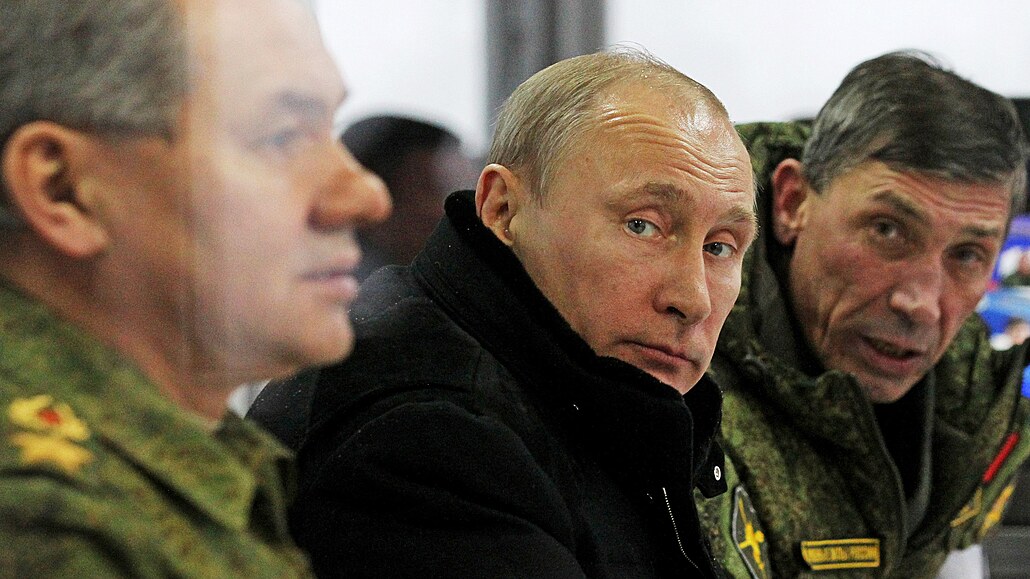 Ministr obrany Sergej Šojgu a Vladimir Putin
