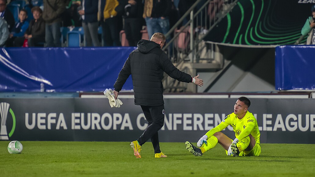 Slavný dánský branká� Casper Schmeichel ut�uje Filipa Nguyena ze Slovácka,...