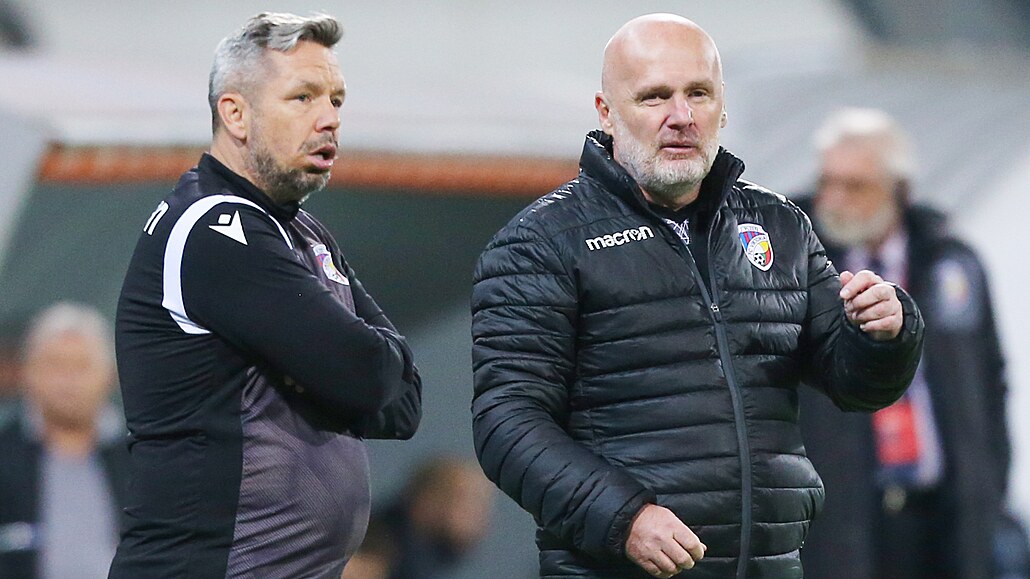 Plze�ský trenér Michal Bílek (vlevo) a jeho asistent Pavel Horváth sledují své...