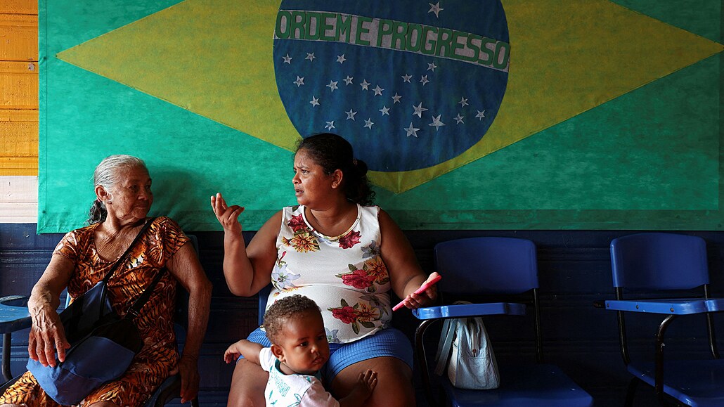 Ženy čekají, až budou moci odevzdat svůj hlas v brazilských volbách. (2. října...