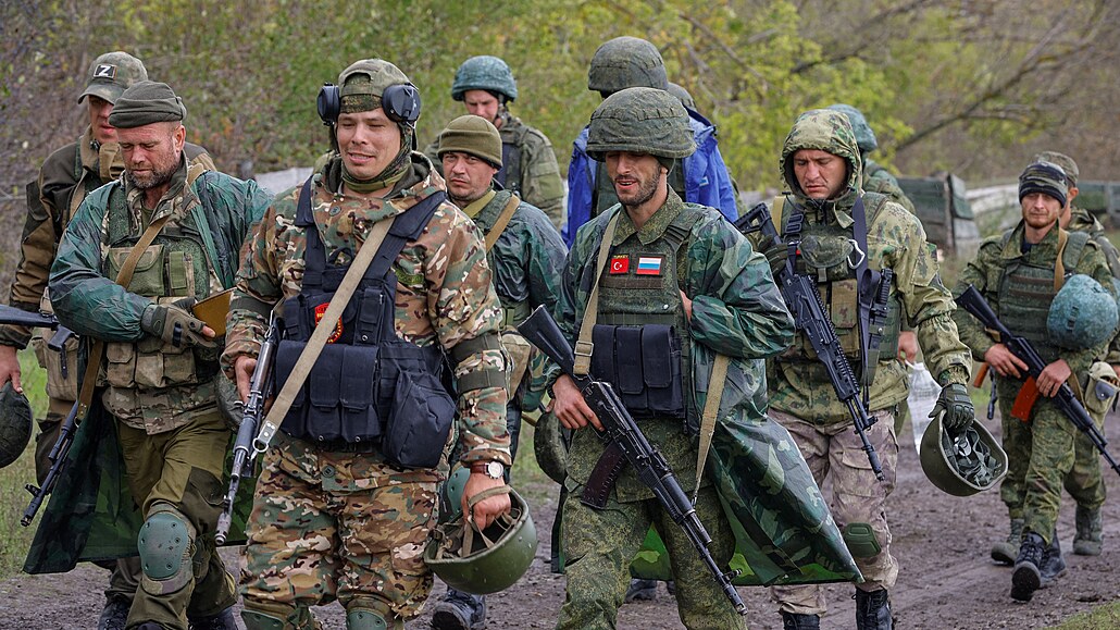 Nov mobilizovaní rutí záloníci se úastní výcviku na stelnici v Doncké...