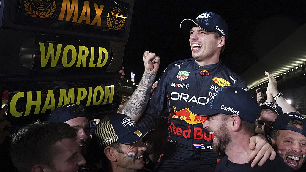 Max Verstappen slaví se leny stáje Red Bull mistrovský titul v F1.