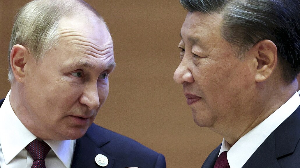 Vladimir Putin se v uzbeckém Samarkandu setkal s ínským prezidentem Si...