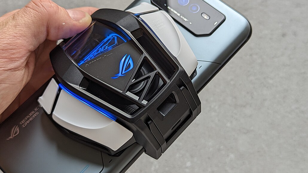 Šampion rychlosti pro mobilní hráče. Test Asusu ROG Phone 6D - iDNES.cz
