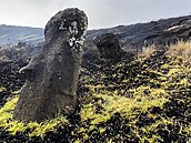 Ohořelé sochy moai po škodě napáchané požárem na území Chile (6. října 2022)