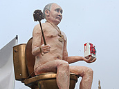Socha aktivistů vyobrazující Vladimira Putina na summitu EU v Praze. (7. října...