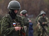 Ruský muž povolaný do vojenské služby během částečné mobilizace nabíjí zásobník...