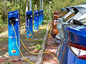 Na pražském Chodově využívají k dobíjení elektroautomobilů i recyklované baterie