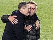 Sparťanský trenér Brian Priske v objetí se střelcem vítězného gólu Janem...