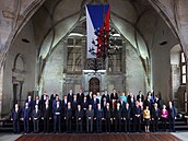 Více než čtyři desítky lídrů evropských zemí na společné fotografii na Pražském...