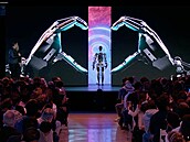 Šéf Tesly Elon Musk představil humanoidního robota jménem Optimus. (1. října...