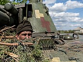 Ukrajinský voják v tanku se připravuje na zteč východního města Lyman. (28....