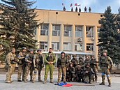 Ukrajinští vojáci učinili prohlášení před budovou místní správy v Lymanu v...