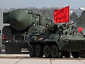 Mezikontinentální balistická raketa RS-24 Jars na zkoušce vojenské přehlídky ke...