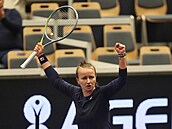 Barbora Krejčíková se raduje z postupu do semifinále turnaje v Ostravě.
