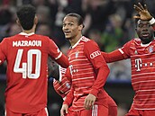 Leroy Sané (uprostřed) se raduje se spoluhráči z Bayernu Mnichov po vedoucím...