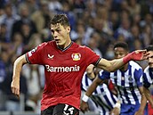 Patrik Schick v barvách Leverkusenu neproměňuje penaltu v zápase Ligy mistrů v...