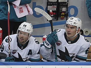 Tomáš Hertl a Timo Meier přihlíží dění na ledě prvního zápasu NHL Global Series...