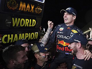 Max Verstappen slaví se členy stáje Red Bull mistrovský titul v F1.