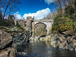 Pont du Diable pes eku Ari&#232;ge vznikl ve 13. století. Stavitelem ml být...