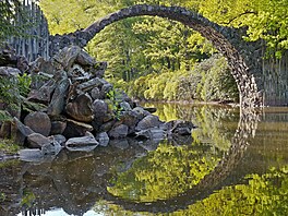 Nmecký Rakotzbrücke u vesnice Kromlau je povaován za ábelské dílo jen kvli...