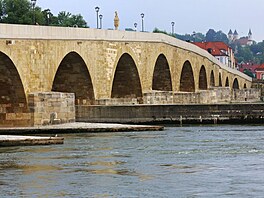 S 307 metry délky a 16 oblouky je starý most v Regensburgu jedním z...