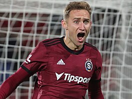 Spar�anský úto�ník Jan Kuchta slaví sv�j gól v utkání proti Hradci Králové.