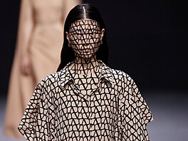 Naproti tomu módní dm Valentino pokryl modelky svým logem doslova od hlavy a...