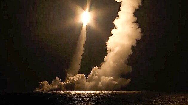 Ochotsk moe. Odplen rusk mezikontinentln rakety z jadern ponorky Vladimir Monomach (12. prosince 2020) 