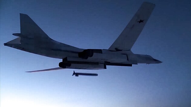 Rusk strategick bombardr Tu-160 odpaluje stelu s plochou drhou letu. (9. prosince 2020)