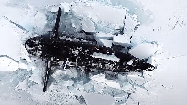 Rusk jadern ponorka prolamuje led na ble neupesnnm mst v Arktid. (26. bezna 2021)