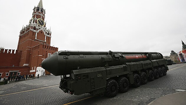 Rusk balistick rakety Topol M bhem pehldky na Rudm nmst (9. kvtna 2017)